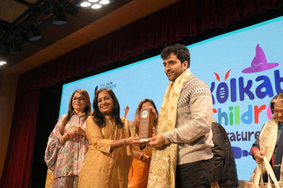 Actor Abir Chatterjee being felicitated by Kusum Patwa, member of Jain Sabha.