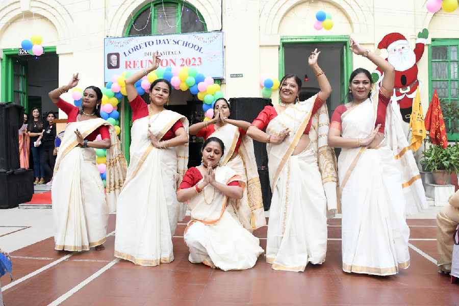 Welcome dance performance by Loreto teachers (l-r) Georgina Anthony, Debjani Mahajan, Tirtha Bhaumik, Ananya Ganguly, Natasha Mondal and Lisa Felix (at the back).
