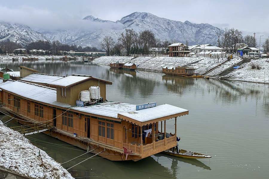 snowfall Season' s first snowfall in Srinagar and other plain areas