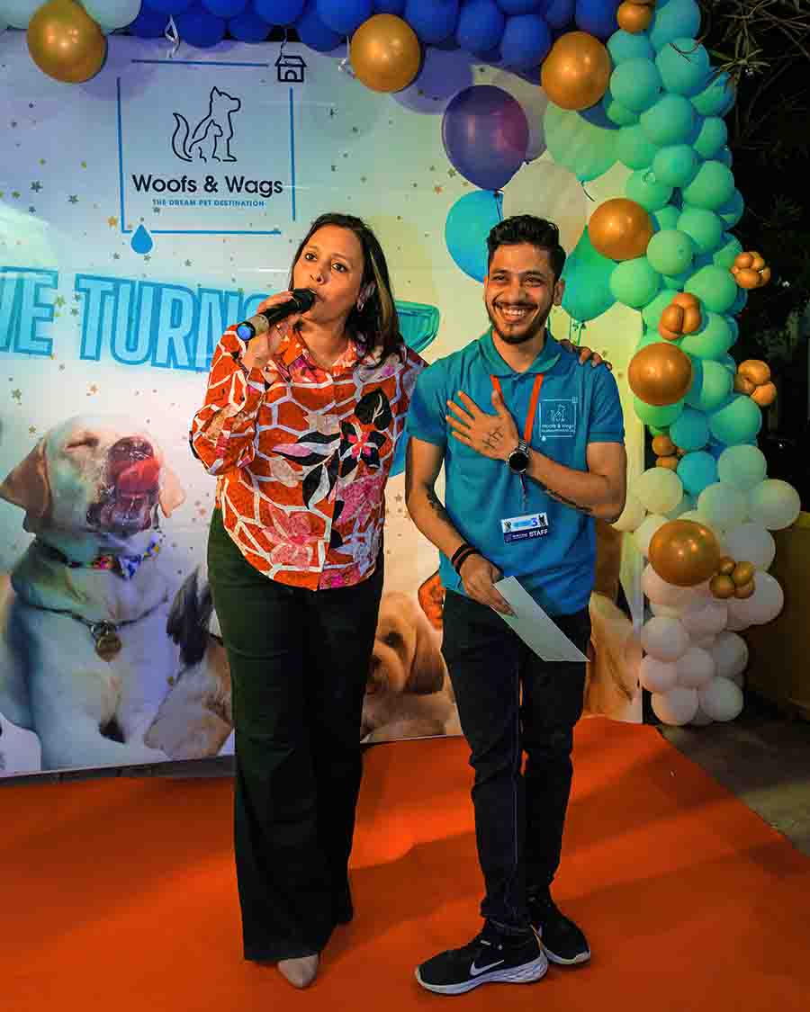Attreyee Chatterjee (left) , an animal behaviourist and professional groomer who owns  the pet spa and creche, makes sure that her staff, including pet parents, are well-versed in handling dogs and understanding their behaviour. This ensures that all the dogs coming in for grooming receive top-notch treatment along with love and affection. During the celebration, Attreyee expressed her appreciation by honouring her staff, including manager Sourav Guin (right)