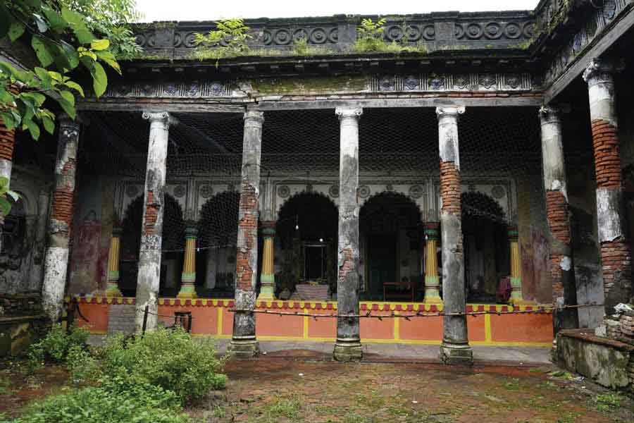 Shyamsundar Jiu flat roofed temple has remains of fresco painting on its interior walls
