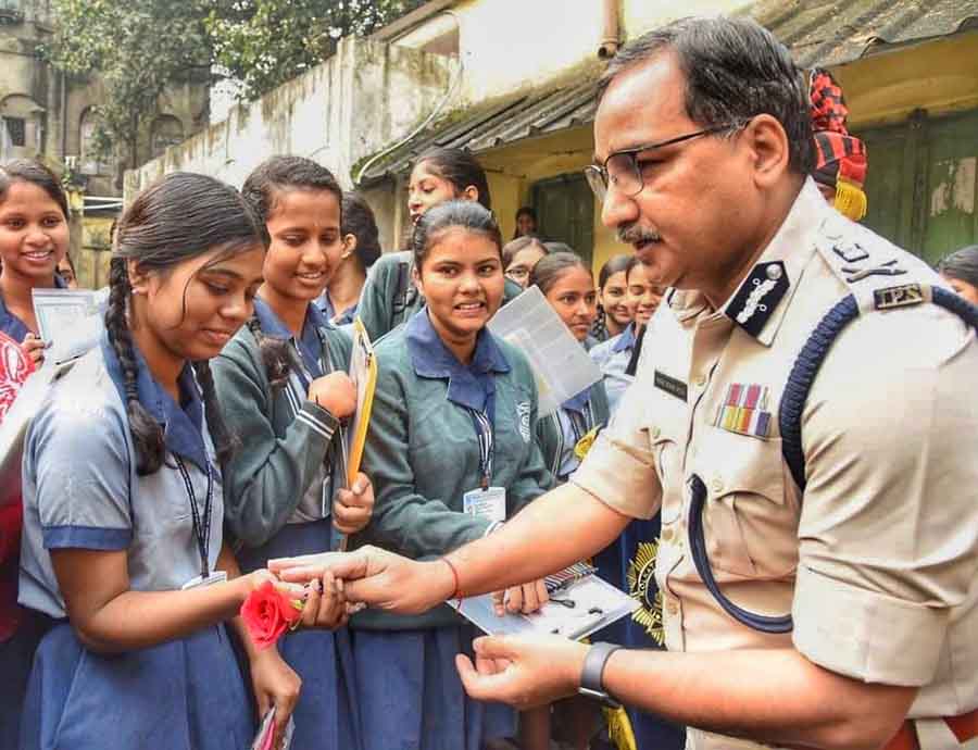 Kolkata Police Commissioner Vineet Kumar Goyal visited a school to encourage Madhyamik students with roses and chocolates  