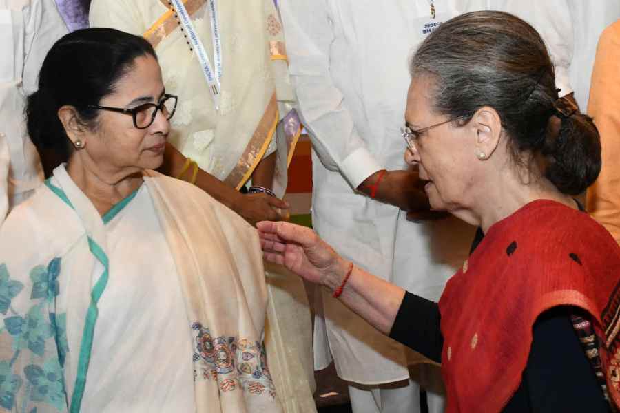 Trinamul Congress Bengal India Fate In Balance Mamata Banerjee Sonia Gandhi Meeting Key To