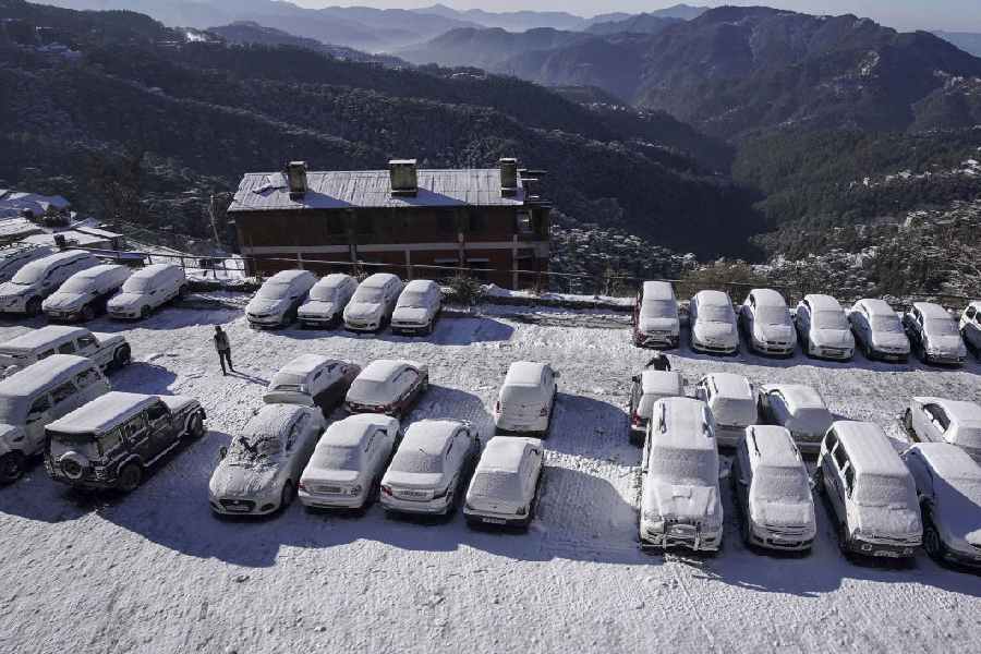 snowfall Himachal Pradesh Over 500 roads including four national