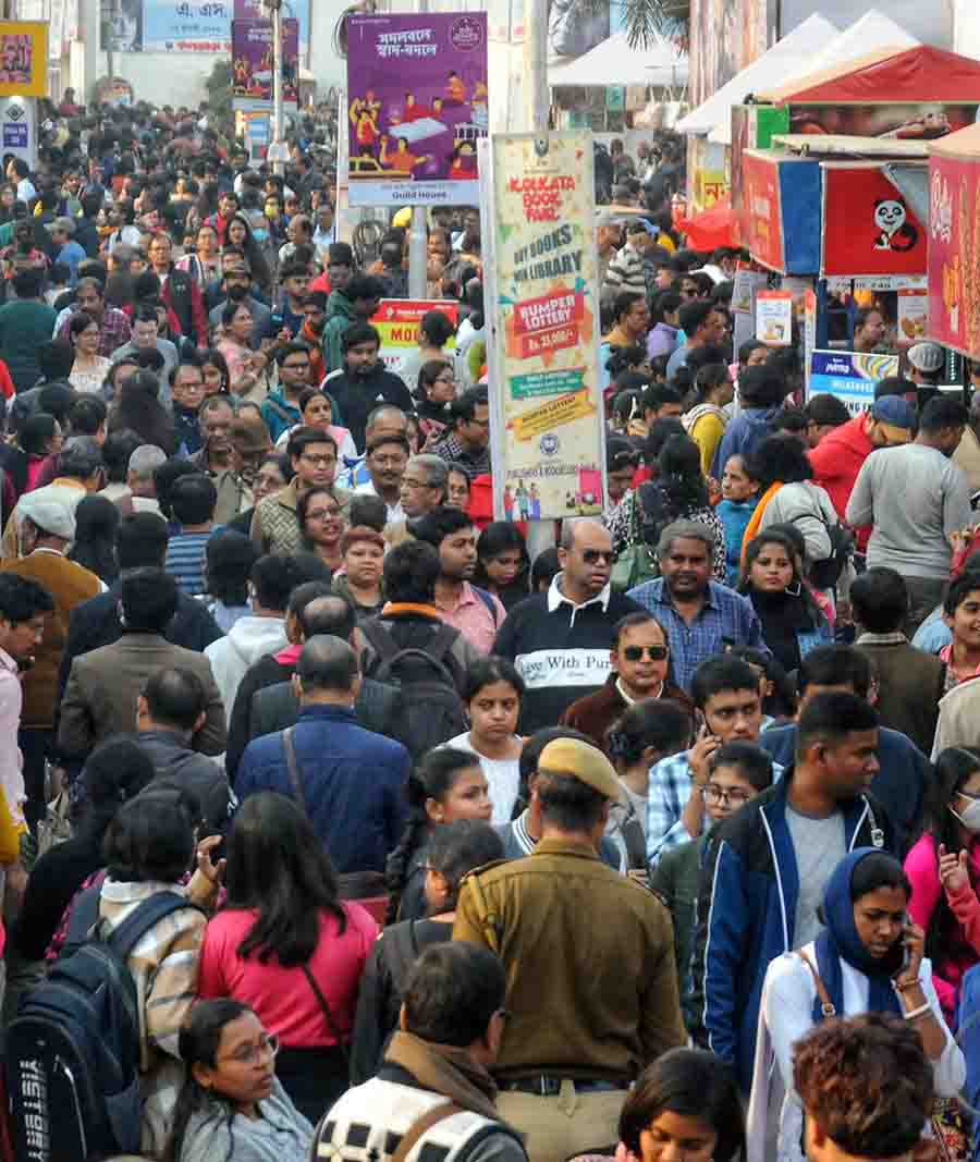 Bibliophiles bid adieu to their most favourite winter outing, the Kolkata Book Fair. A sea of heads on Wednesday evening proved yet again why the Book Fair remains a popular haunt despite easy availability of books online and advent of Kindle versions  
