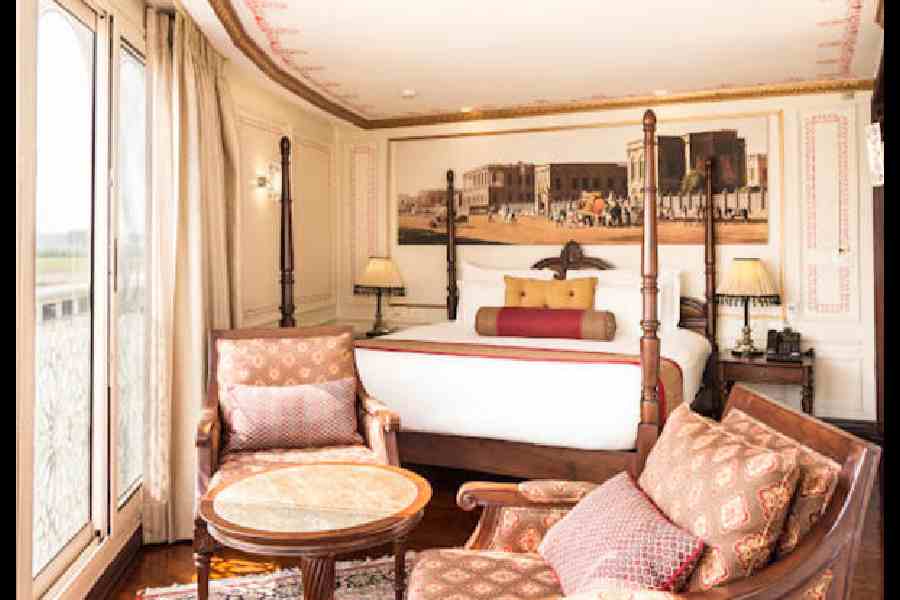 The Heritage Suite provides privacy and comfort. It has a spacious French balcony with panoramic views. Equipped with an elegant four-poster bed, Persian rugs, and floor-to-ceiling glass doors, the suite exudes luxury. The hand-painted walls add a charming touch to the room
