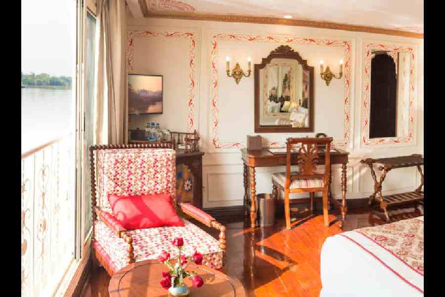 The suites have cosy seating areas done up in period decor down to the elegant wooden furniture and the walls are adorned with stencilled designs, local murals and period pictures