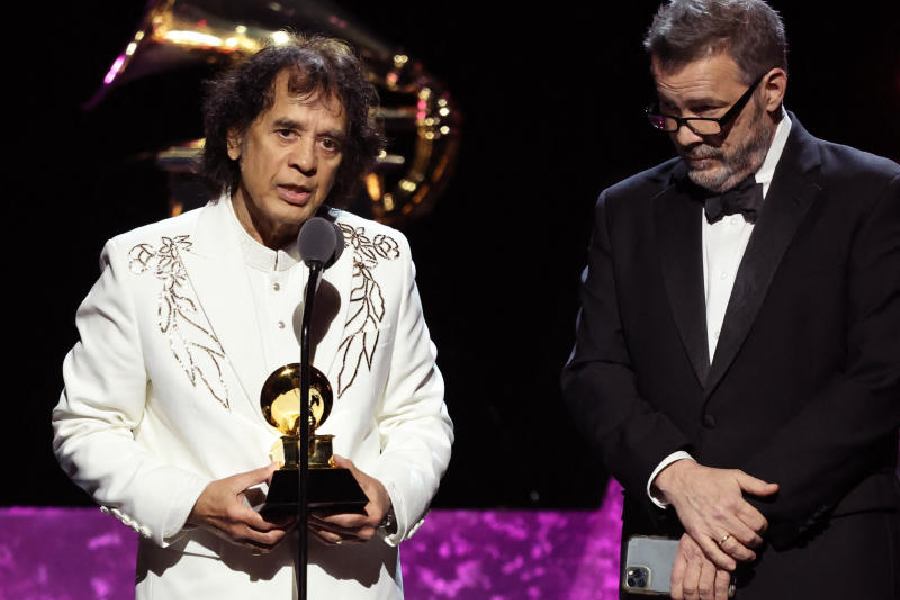 Zakir Hussain accepts the award for Best Global Music Performance for Pashto