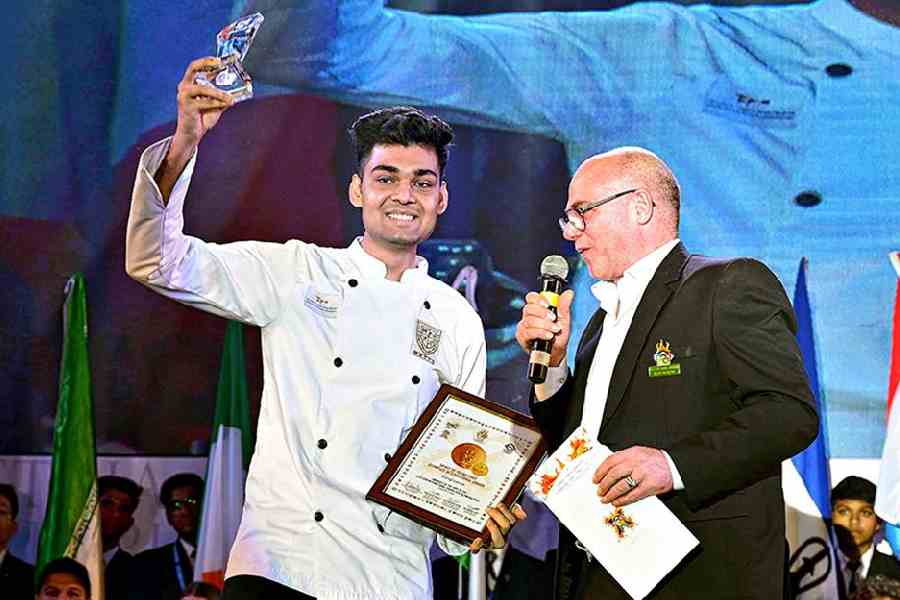 Bangladesh’s Swarup Kumar Biswas took home the Spirit of Young Chef Olympiad International Award. Chef Enzo Oliveri handed over the award to him