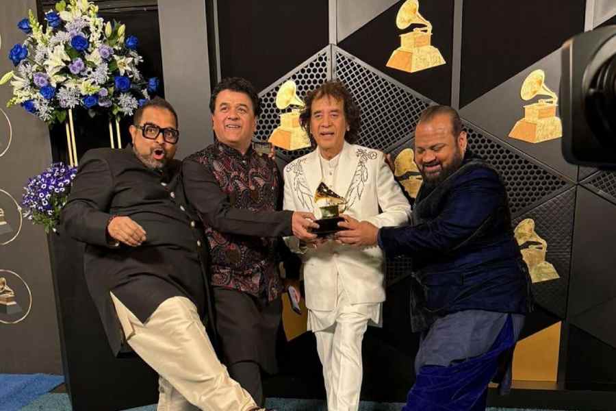 (From left) Vocalist Shankar Mahadevan, violinist Ganesh Rajagopalan, Ustad Zakir Hussain and percussionistSelvaganesh V of Shakti pose with the award for best global music album for This Moment during the annual Grammy Awards in Los Angeles on Sunday.