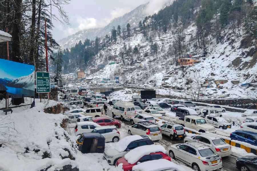 Himachal roads closed Snowfall