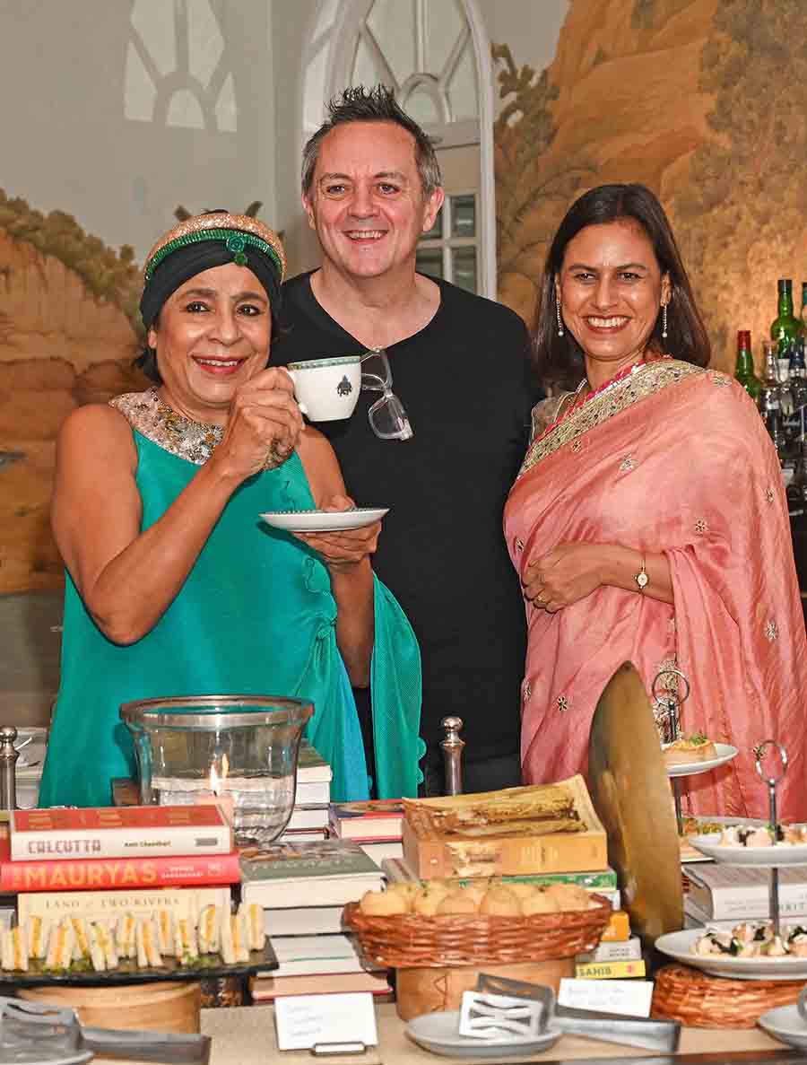 Surrounded by books, the author of over 40 publications, raises a cup, joined by (centre) Chef Shaun Kenworthy and (right) Husna-Tara Prakash of The Glenburn Penthouse. ‘Rashmi is quite the powerhouse! Internationally, she’s one of the most influential people in the F&B industry from India, and we’re happy to have her here,’ shared Shaun 