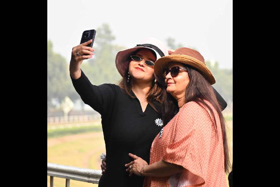 We spotted Akanksha Dharkar clicking a selfie with her mother. The duo looked gorgeous with their mandatory hats.
