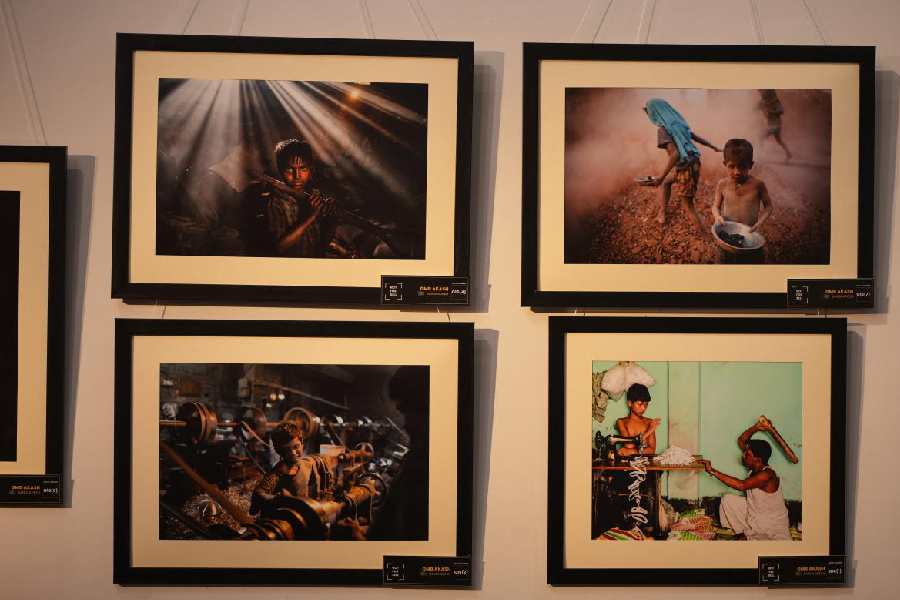 Snapshots from AURA Painting and Photography Exhibition in association with t2, organised by Retro Kolkata Magazine and held from January 13 - 21, 2024 at Nazrultirtha
