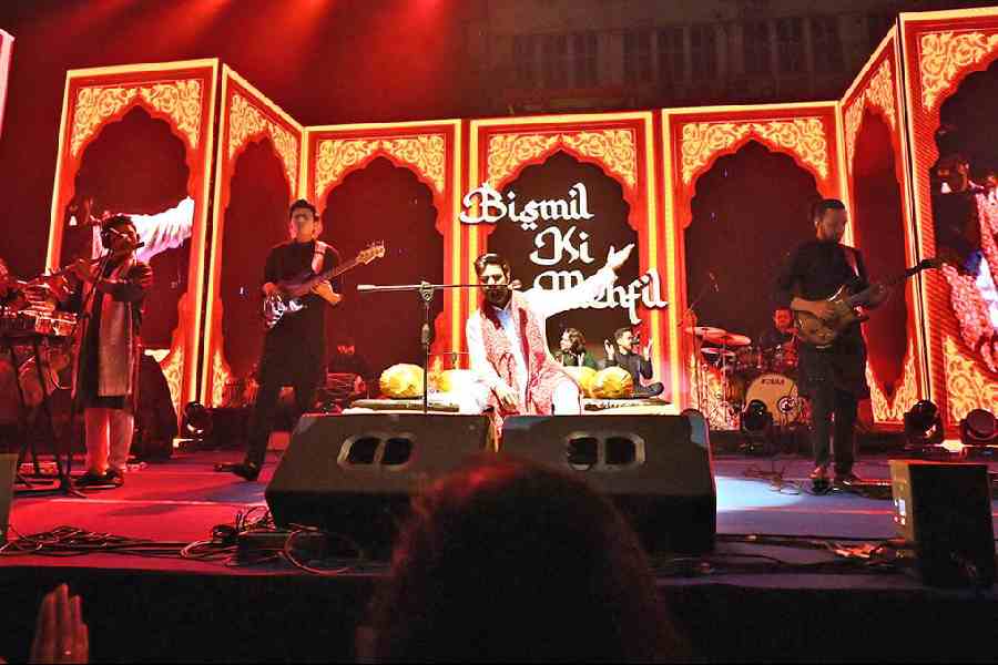 Shifting from shayaris to songs and from melancholic, slower numbers to joyfully hightempo tracks, Bismil and his backing band rocked the night. Belting out song after song with unfaltering energy, they only left the audience hungry for more