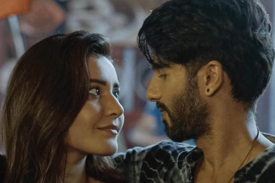 Raashii Khanna and Shahid Kapoor in Farzi.