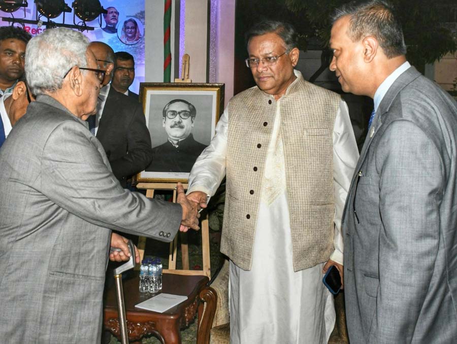 Bangladesh foreign minister Muhammad Hasan Mahmud (centre) shakes hands with Sukhoranjon Dasgupta, a journalist who covered the 1971 Liberation War, at the Bangladesh deputy high commission in Kolkata 