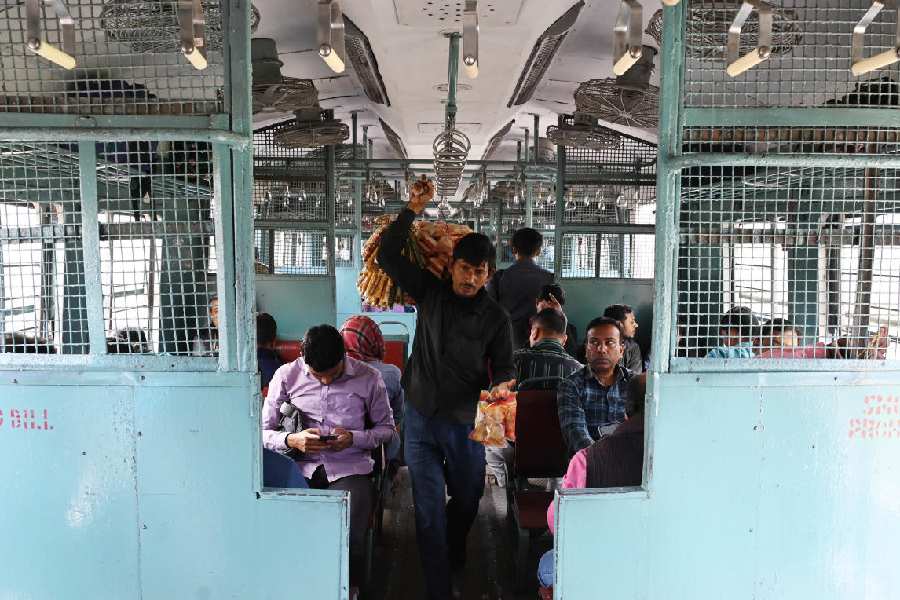 Amrit Bharat Station Scheme | Hawker roosting roasting: Amrit Bharat Station Scheme at the cost of thousands of livelihoods of railway hawkers - Telegraph India