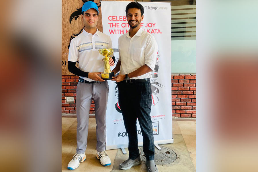 Samridh Sen (left) collects his trophy from Sreyon Chatterjee