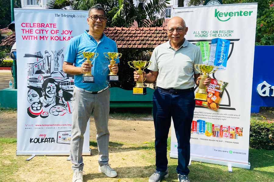 Subroto Kundu and Ashit Luthra with their respective prizes