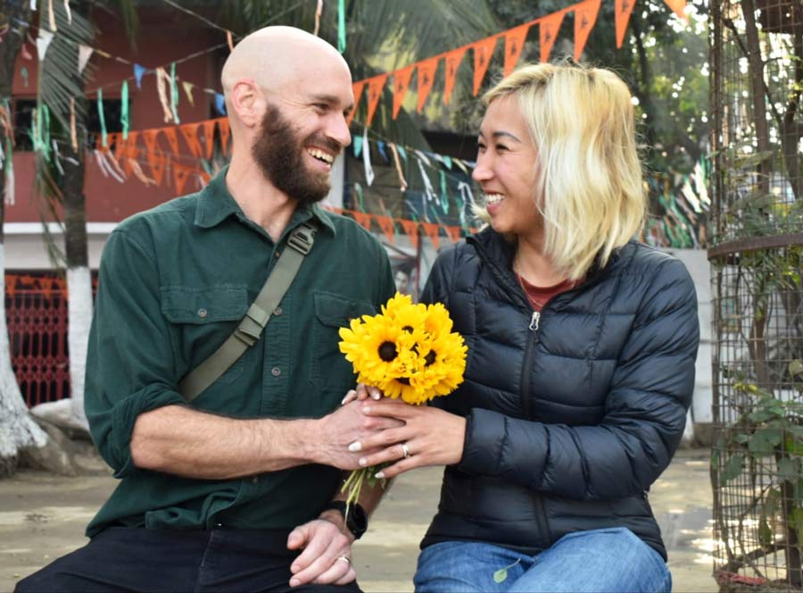 An American couple in Kolkata promising to stay together forever on ‘Promise Day’. They arrived in the City of Joy after travelling all the way from Mexico to share love and blessings at Phool Ghat, Howrah. 