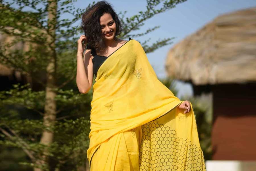 Chhath Puja 2021 Fashion: Monalisa Aka Antara Biswas Stuns in Traditional  Yellow and Red Saree, Bookmark the Look NOW! | 👗 LatestLY