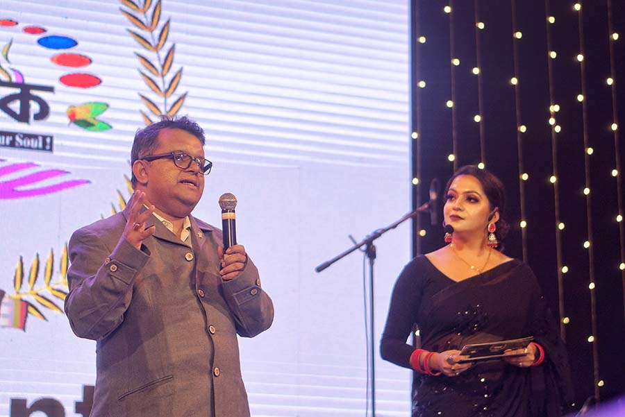 Two musical greats were remembered through music and dance at a fundraiser programme hosted by the Indian Life Saving Society (Anderson Club). Retro Fest, presented by Santoshpur Agantuk with My Kolkata as media partner, saw several star performers take the stage