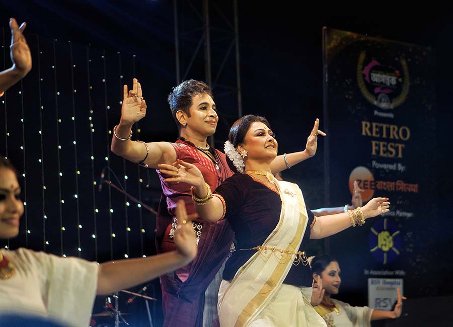 Debjani Chatterjee and Arnab Bandyopadhyay led the dance performance choreographed by Arnab Bandyopadhyay. “Today’s performance was the result of a lot of hard work by our 17 dancers. We had to choose just 10 songs from a treasure trove of music composed by the legend. Even those 10 songs were very difficult to choreograph because we used various dance forms and styles, including Bollywood, folk, Odissi, Bharatanatyam and even some Maharashtrian steps. To bring it all together and make it fit to the difficult compositions of Salil Chowdhury’s music was a tough ask but I am very happy that it turned out well,” Bandyopadhyay said