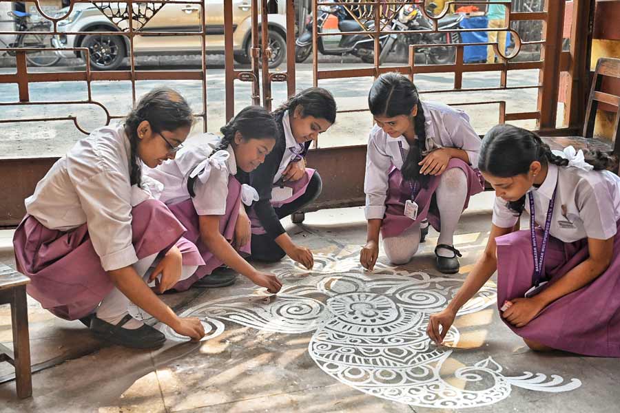 Students of Bagbazar Multipurpose Girls' School drew ‘alpona’ ahead of Saraswati Puja  