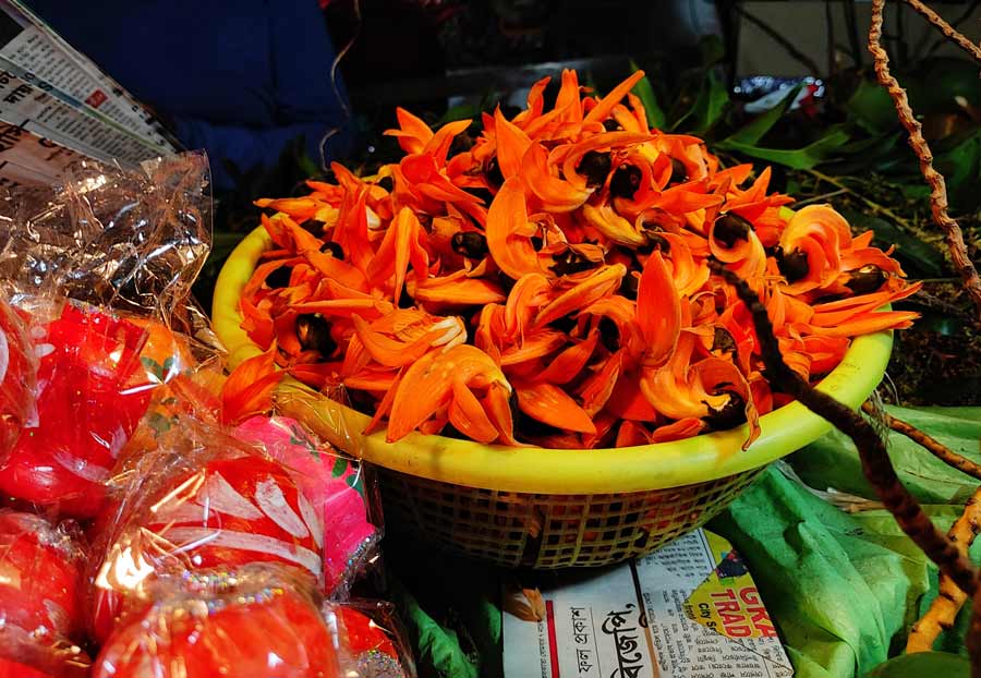 Palash flower was high on the shoppers’ hit list for Saraswati Puja   