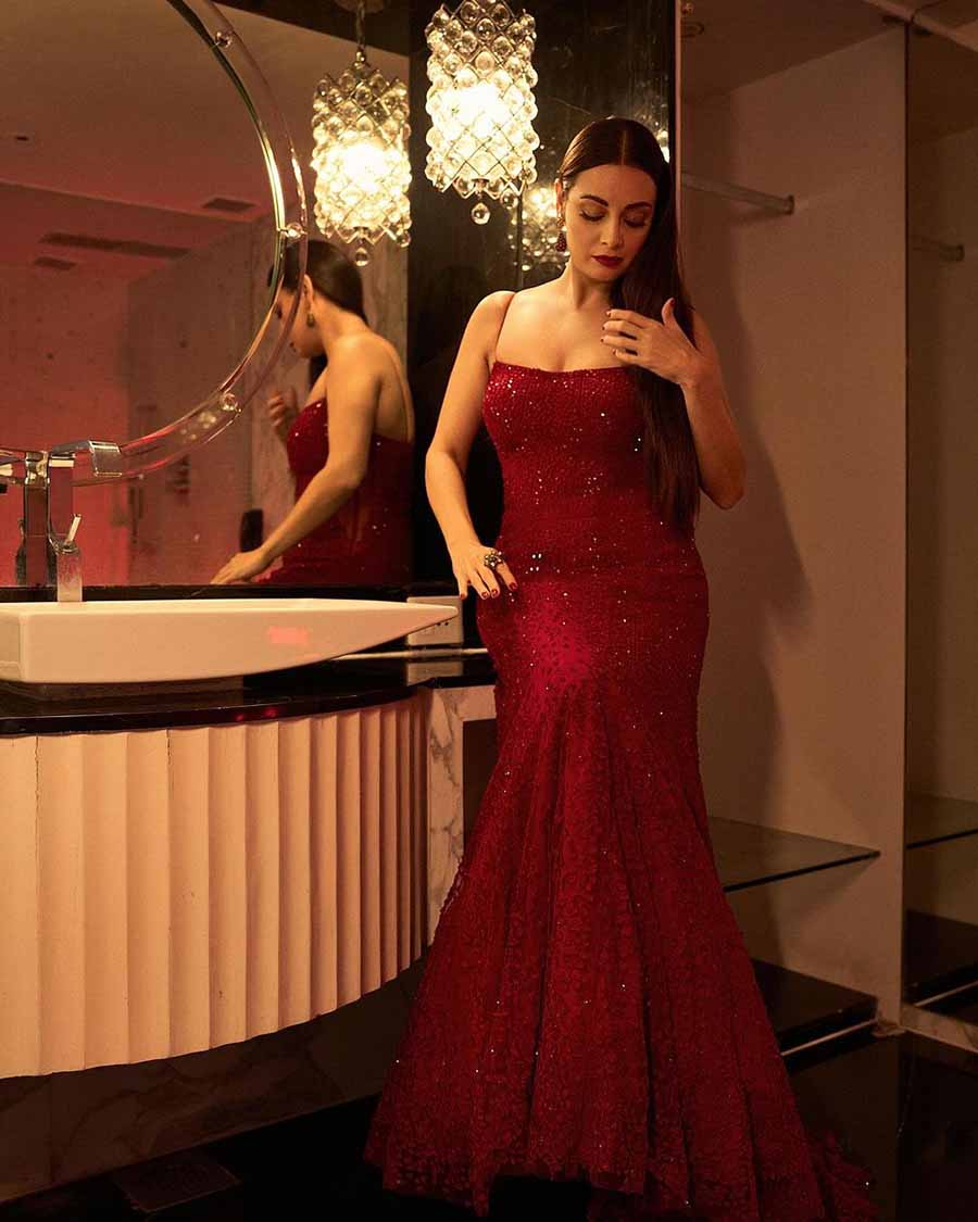 Dia Mirza Rekhi dazzled in a shimmery red drop waist gown. Sleek hair, dewy makeup and minimalistic earrings balanced the look.  