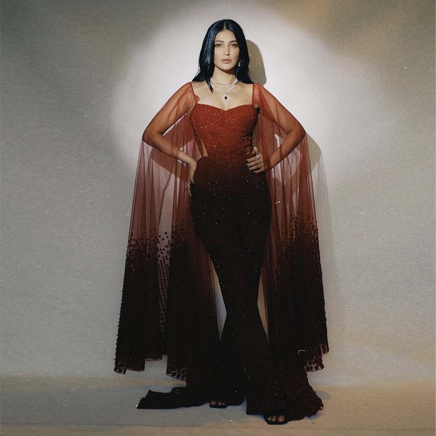 Shruti Haasan looked gorgeous in a Rohit Gandhi and Rahul Khanna-designed fit and flare red jumpsuit. Delicate embroideries and a silk chiffon wing accentuated the shimmery ensemble. 