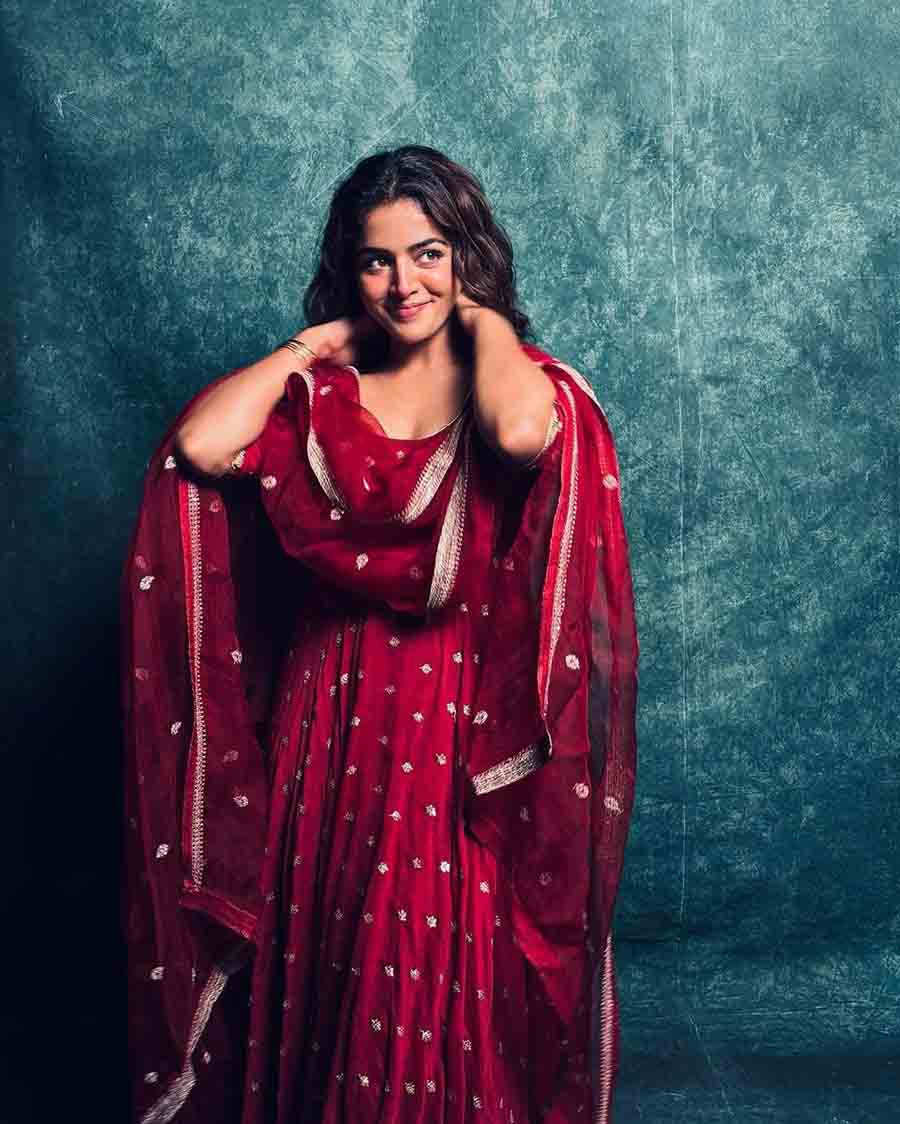 Wamiqa Gabbi grabbed eyeballs in a red scoop necked anarkali embellished with ethnic motifs. A matching georgette dupatta with silver borders completed her outfit.  