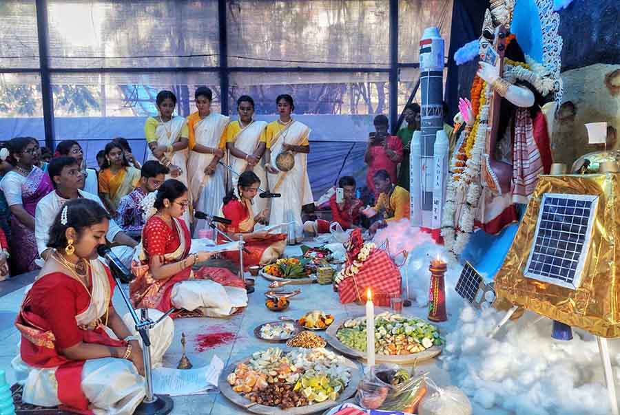 Jadavpur Vidyapith girl students perform puja rituals