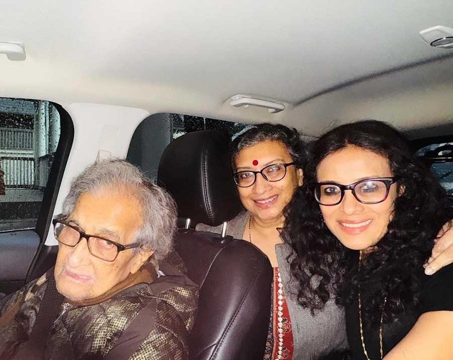 Nandana Dev Sen has posted a picture with her father Amartya Sen and elder sister Antara Dev Sen. The caption reads, “Hope you’re going places this week—oh yes, you are. Most definitely! But first, did you make sure you have your seatbelt on? :) Have a wonderful week with your work & your family! ♥️”  