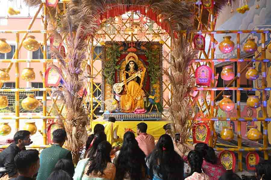 Students and staff of Sister Nivedita University observed Saraswati Puja with great pomp. Students turned up in ethnic clothes and enjoyed ‘bhog’ on campus. A cultural programme was also held 