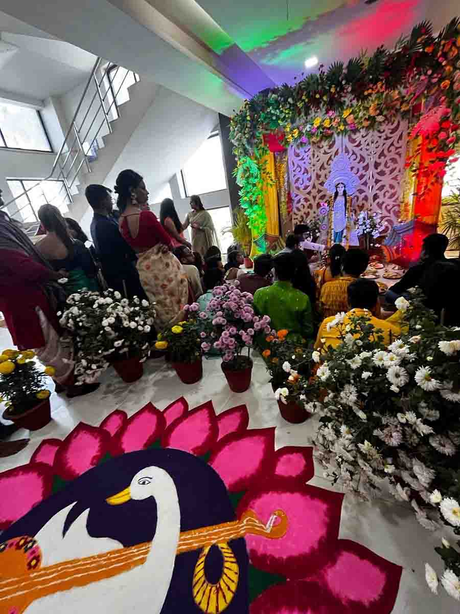 Saraswati Puja celebrations at JIS University began with ‘pushpanjali’ followed by cultural events organised by the students and staff. Corners of the campus were decorated with beautiful ‘rangoli’ 