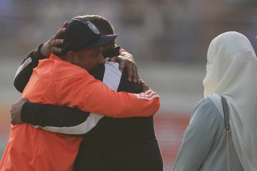 India Vs England | Indian Team Huddle Witness Emotional Scenes As ...