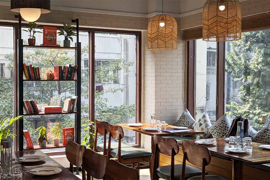 Natural light and a modern decor aesthetic create an inviting space, and like the other Jamie Oliver cafes across India, everything is made-to-order at the Kolkata address as well 