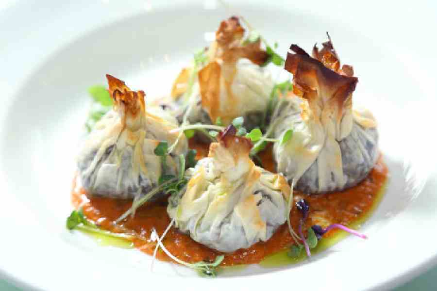 Bored of consuming the same regular chicken and veg parcels? Wild Mushroom Phyllo Parcels stands out as an exquisite treat for your taste buds. Featuring mushroom stuffed cream cheese parcel with Sicilian sauce.