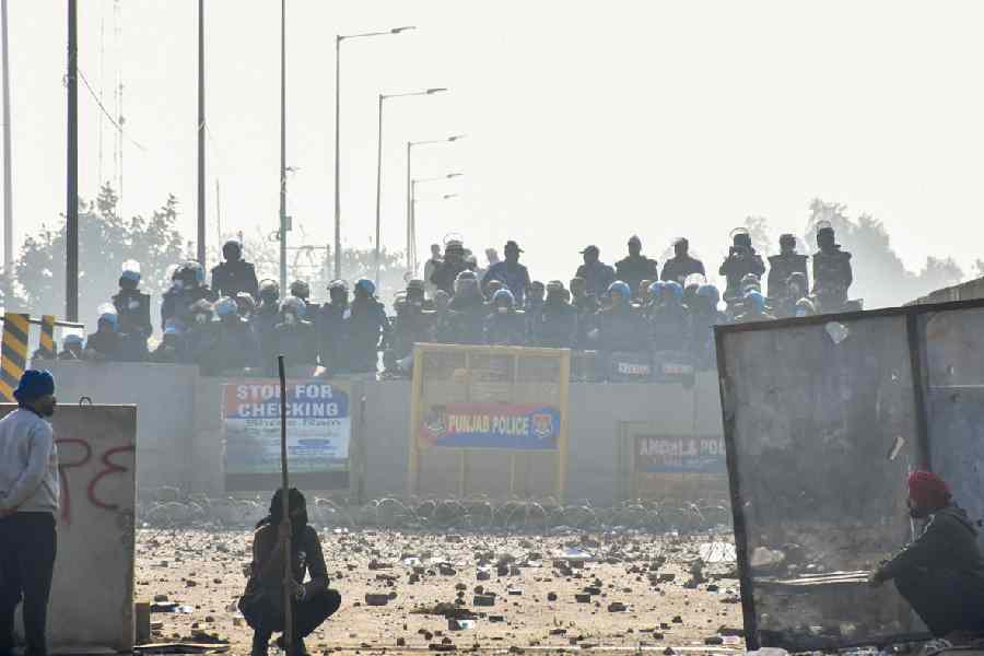 Farmers Security Forces Fire Tear Gas Shells To Disperse Protesting Farmers At Punjab Haryana 