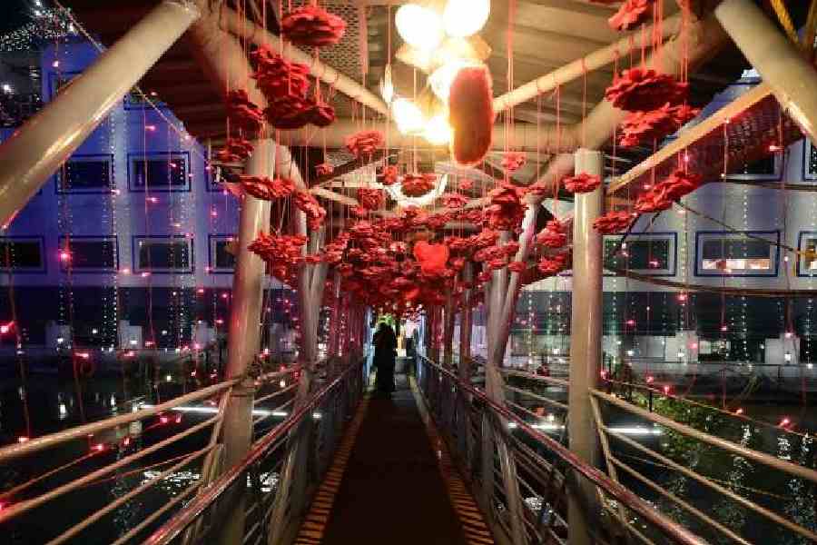 The welcoming footbridge pronounced love and magic with the romantic decor of the interplay between artificial roses and bamboo lamps gracefully hanging from the ceiling.