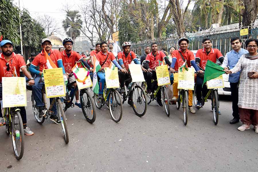 Ranjan Sen and Syed Tanveer Nasreen flag off the cyclists as they begin their journey to Dhaka.