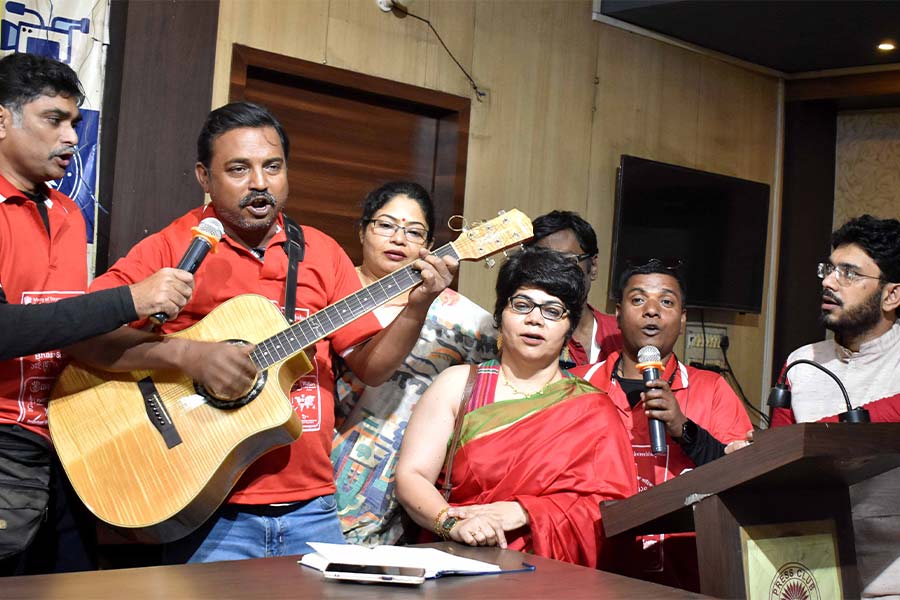 Swarojit Roy (holding the microphone for the guitarist), Pralay Mridha (with guitar), Diyali Biswas (red sari) sing a melody paying homage to February 21 martyrs.