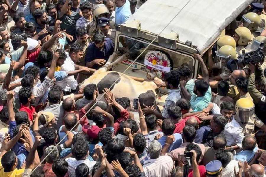 People block a forest officials’ vehicle during district-wide hartal at Pulpally