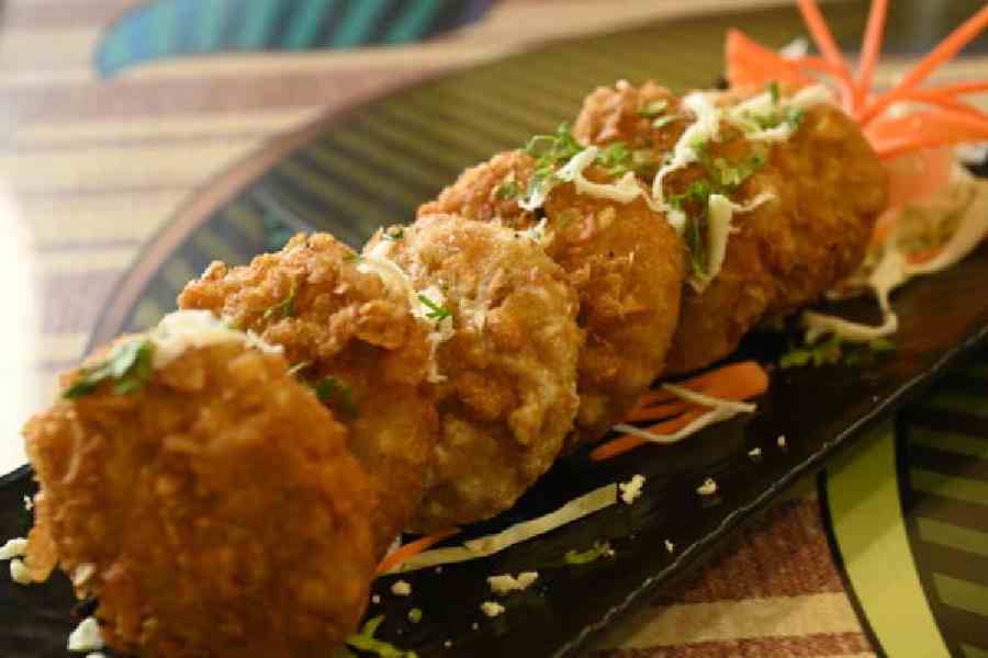With a crisp exterior made of corn and stuffed with loads of cheese, Makai Cheese Tikki is the perfect quick bite for winter evenings. Its impressive size makes for a fulfilling treat