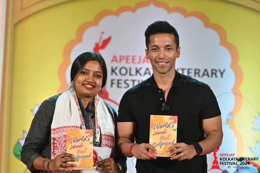 The author (with RJ Nilam) charmed Kolkata and urged everyone to read his books, citing his 'Bong connection'