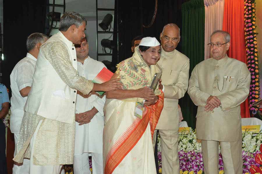 Bharati ‘Asha’ Sahay Choudhry being felicitated by President Pranab Mukherjee and Ram Nath Kovind