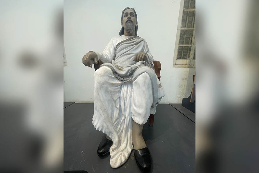 Aurobindo Ghose (his life-size idol in picture) turned to a junior lawyer, Chittaranjan Das, to argue his case