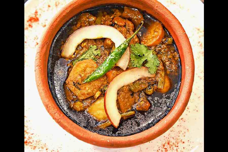 Aapni Gujrat Che brings the traditional Undiyo, a Gujarati mixed vegetable dish cooked in an earthen pot using the upside-down process, promising a divine taste